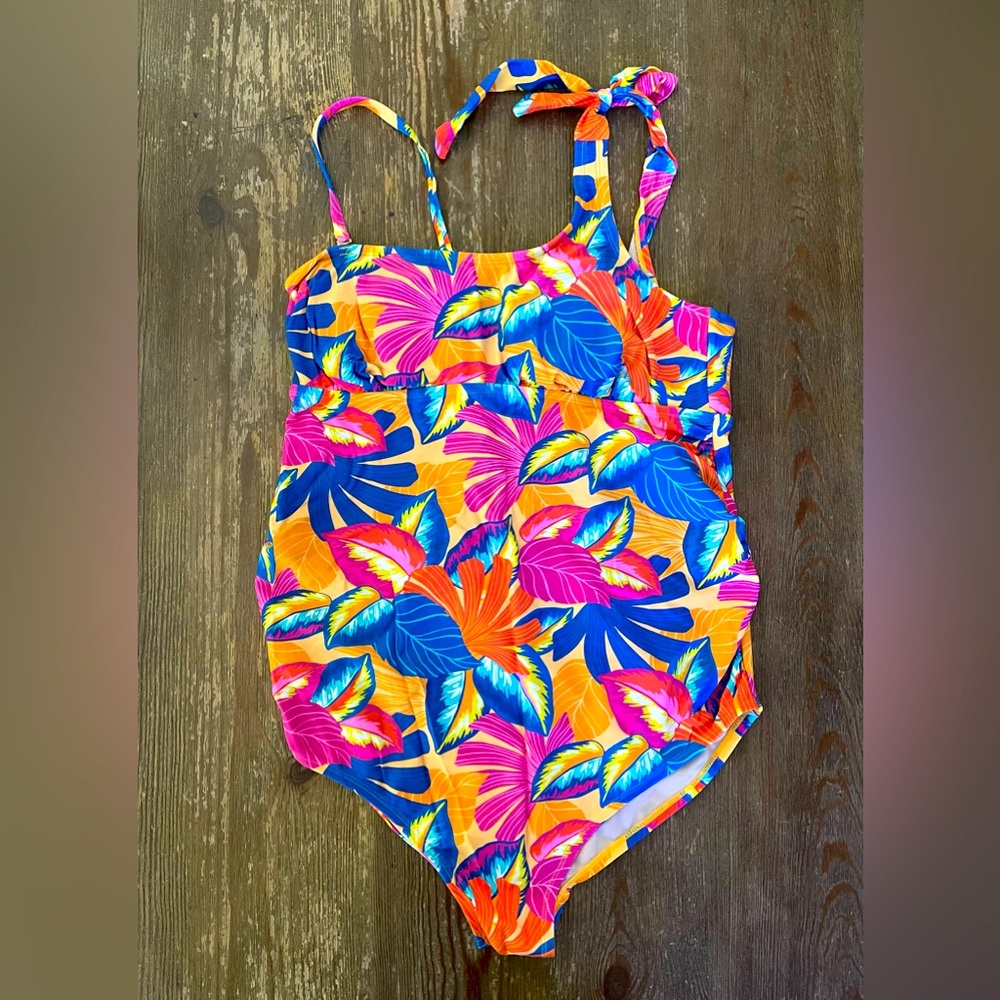 Isabel maternity floral swimsuit. Wore once. Size large.